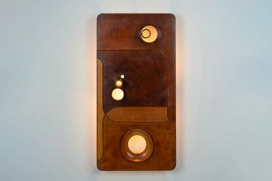 Image 1 of Krukjes en wandlamp van kersenhout en leer. Jaren 70.