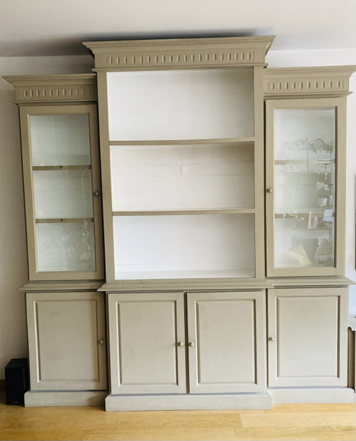 Ampio mobile modulare per soggiorno: libreria, vetrina e mobile TV in stile country chic.
