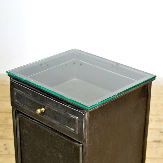 Image 1 of Set ijzeren en glazen nachtkastjes, jaren 1900