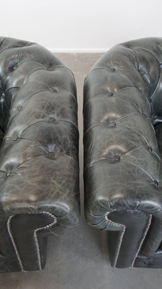 Image 1 of 2 x Ruime zwarte chesterfield fauteuil van generfd rundleer