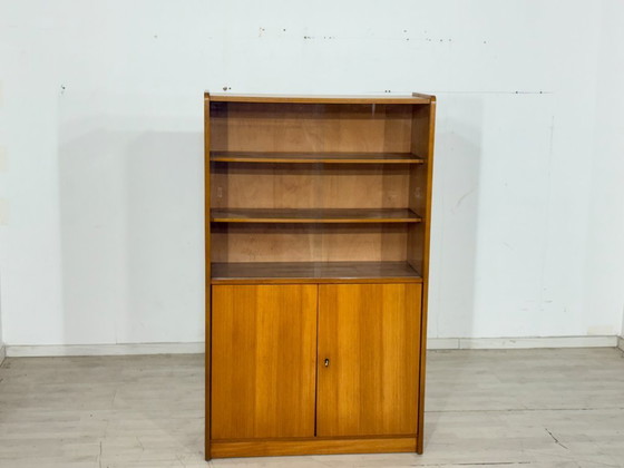 Image 1 of Vitrinekast/hoge kast uit het midden van de 20e eeuw – Vintage highboard uit de jaren 60 – Iepenhout