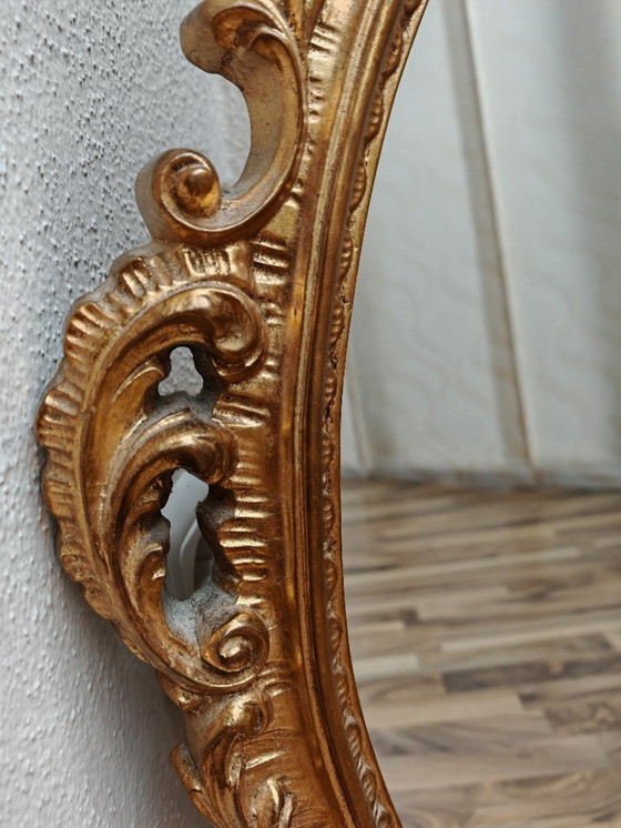 Image 1 of Ovale spiegel met gouden houten lijst uit een nalatenschap