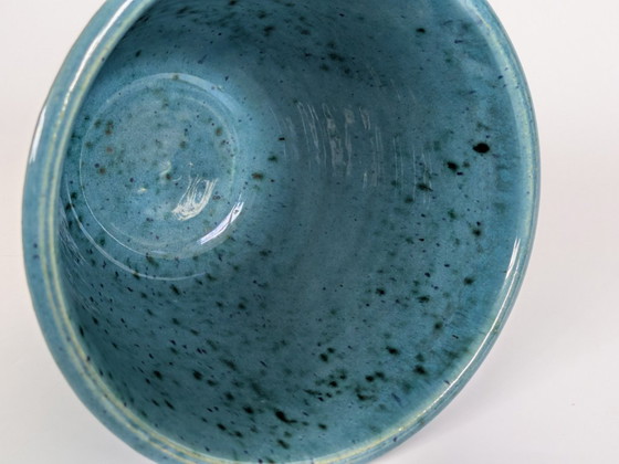 Vintage Studio Pottery plantenpot met gespikkelde turquoise en antracietkleurige glazuur, gesigneerd door de (photo 8 of 15)