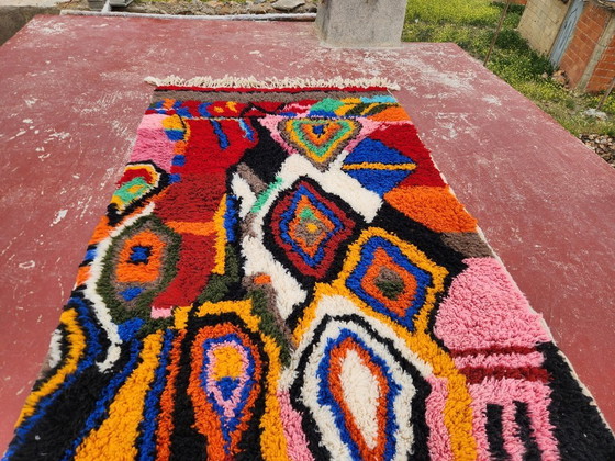 Image 1 of Kleurrijk Beni M’Guild tapijt 250x150 cm – Handgemaakt Marokkaans wollen tapijt – Abstract Berber kunstontwerp