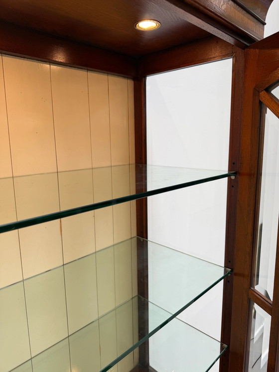 Image 1 of Antieke houten vitrinekast met glazen deuren en verlichting