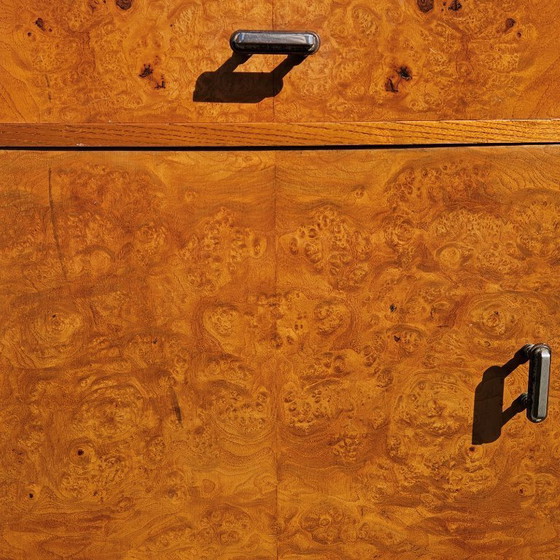 Image 1 of 2 tables de chevet Art déco françaises anciennes - Ensemble de 2 tables de chevet en loupe de bois et verre - Années 30