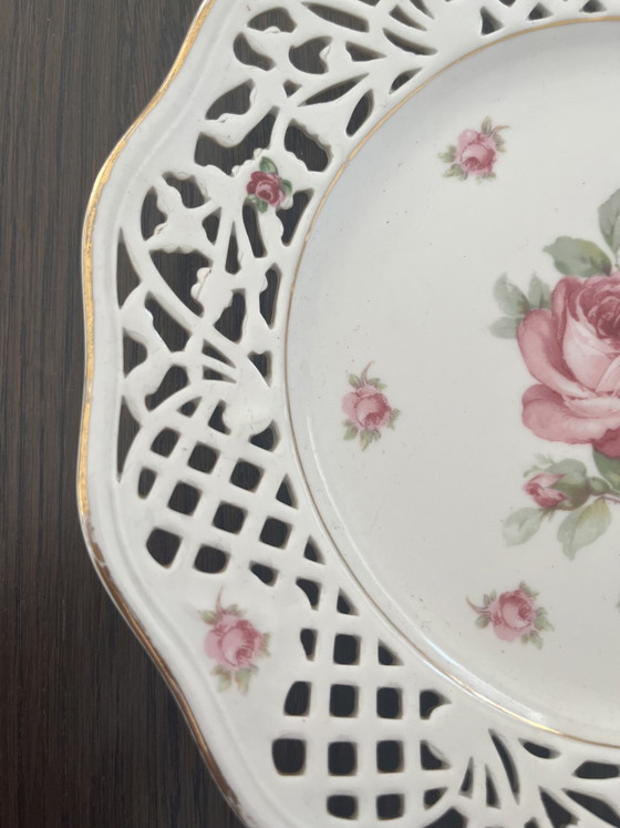 Image 1 of Piatto in porcellana traforata Schumann Bavaria con rose rosa – 22 cm – vintage