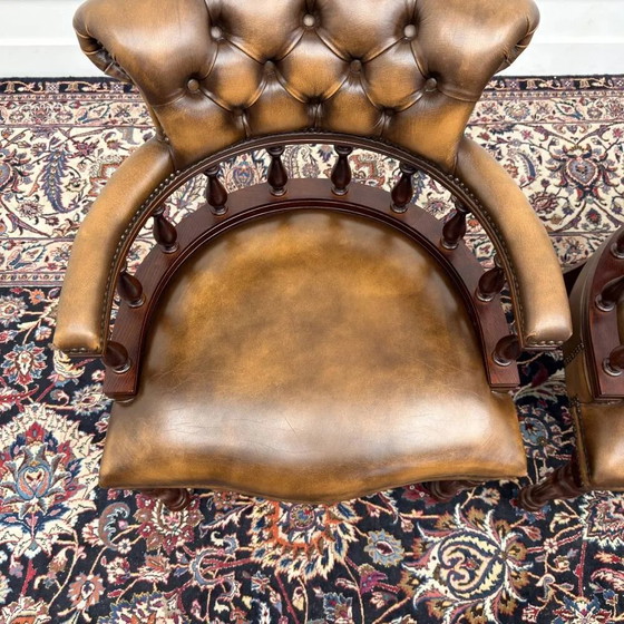 Ensemble de chaises Chesterfield classiques anglaises Springvale, Chaises de salle à manger, Cuir, Bois (photo 5 sur 16)