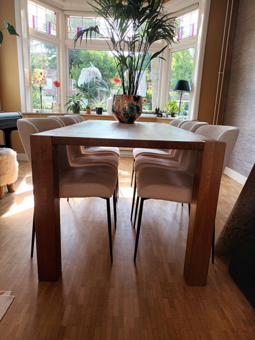 Table de salle à manger robuste en chêne