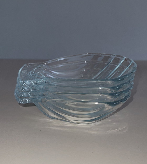 Image 1 of 4 vintage Pyrex schelpen