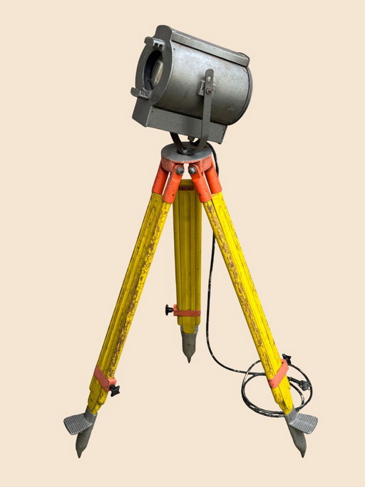 💡 Lampadaire industriel chargé d'histoire | La précision suisse rencontre l'éclairage scénique néerlandais