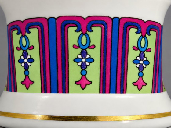 Elegant baluster porcelain vase, Jingdezhen, Polychrome decor and gilding, Ceramic, White, Aziatisch (photo 11 of 12)
