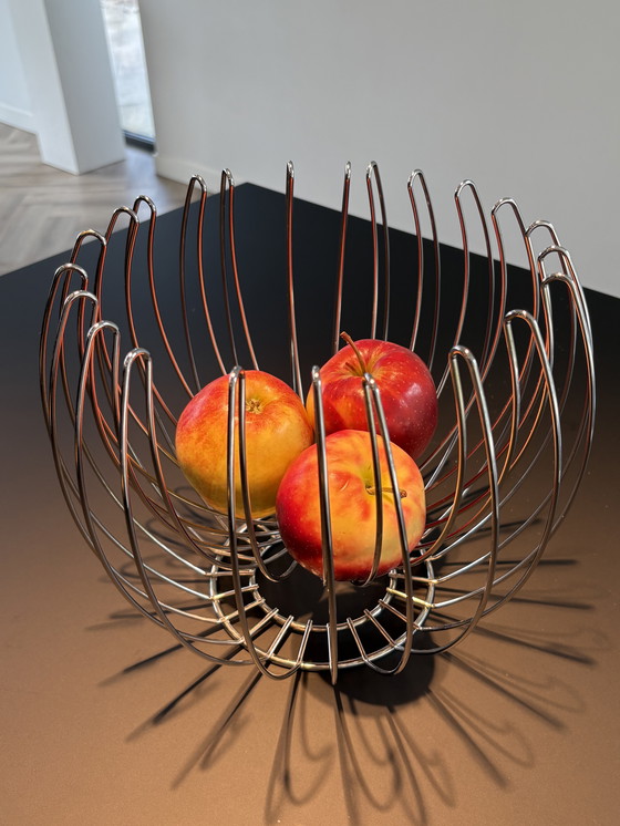 Image 1 of Cesta de fruta de diseño fabricada en acero inoxidable.