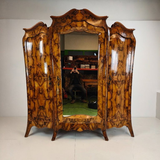 Gran armario/armario italiano antiguo en forma de bomba