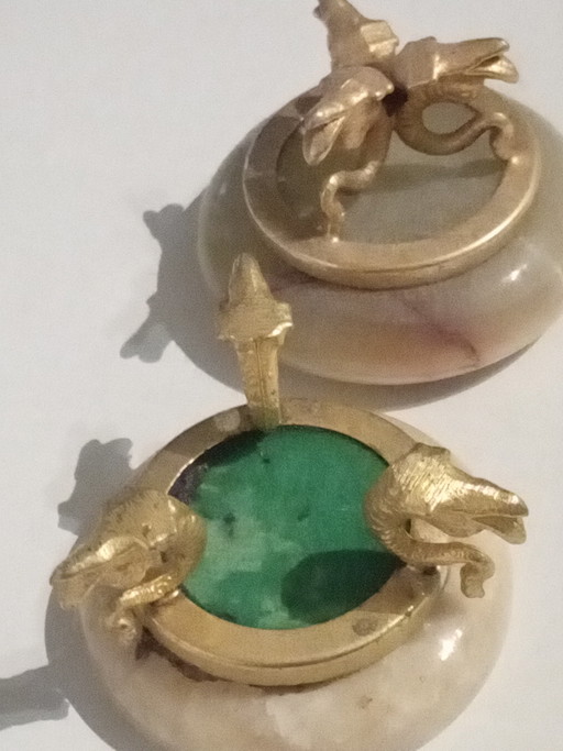 Onyx et laiton plaqué or, un petit bijou vintage