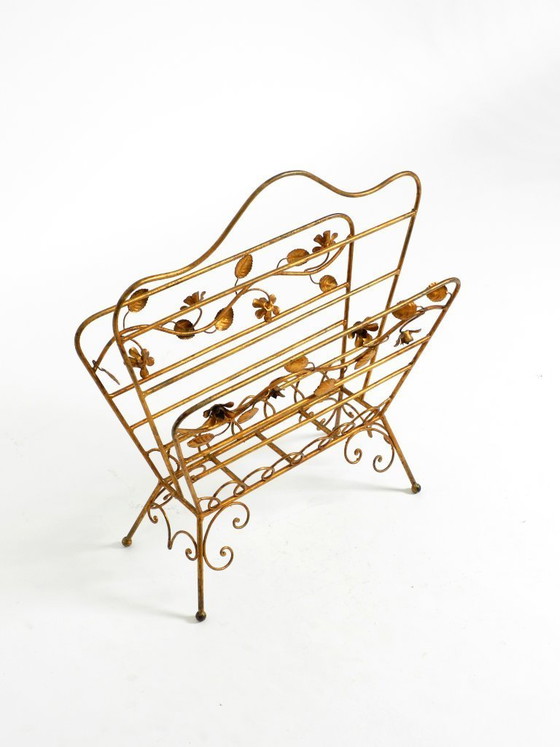 Image 1 of Straordinario portariviste e giornali in stile moderno di metà secolo con struttura in metallo dorato.