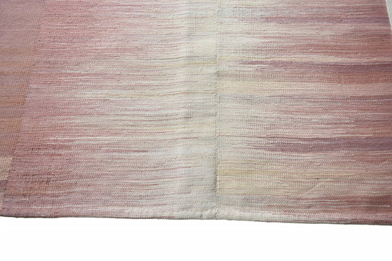 Image 1 of Handgewebter Designer Kelim Fars – 294 x 206 cm – Modernes Unikat in Rosé & Creme