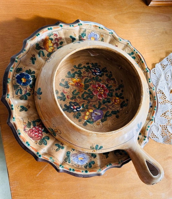 Image 1 of Kleurrijk gedecoreerd kleibord, handbeschilderd.