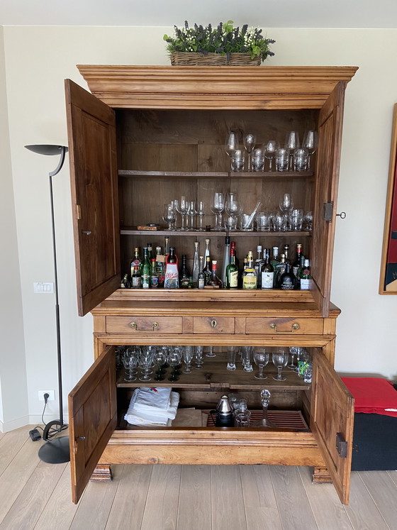 Image 1 of Französischer antiker Schrank aus Kastanienholz