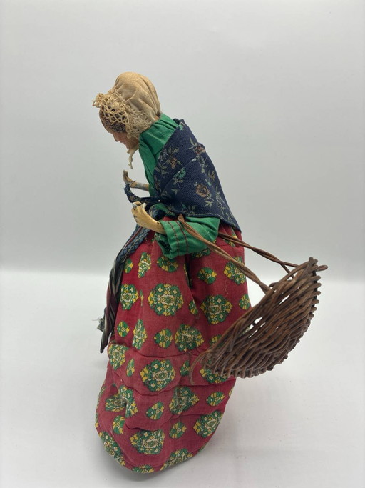 Dressed Santon - Stooped old woman with a basket - Large size - Provence – decoratieve objecten, Wicker (photo 2 of 3)