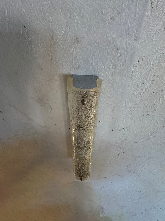 Image 1 of Grande lampada da parete in vetro ghiacciato testurizzato: eleganza brutalista di metà secolo