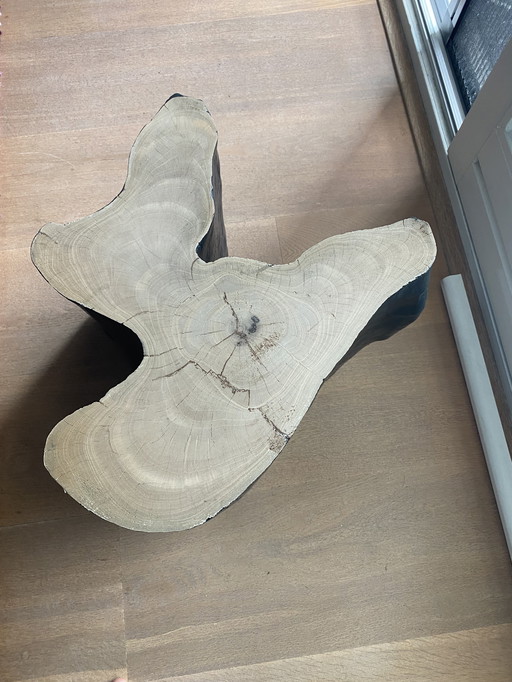 Beistelltisch aus einem Baumstamm mit Kappen