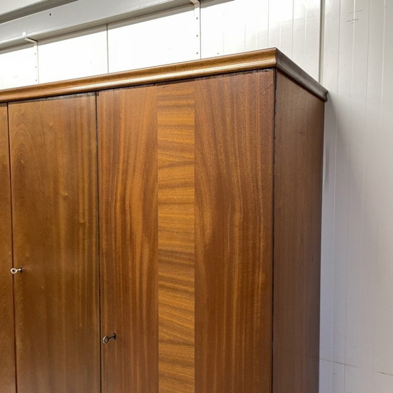 Image 1 of Magnifique armoire vintage spacieuse avec étagères suspendues et tiroirs amovibles.