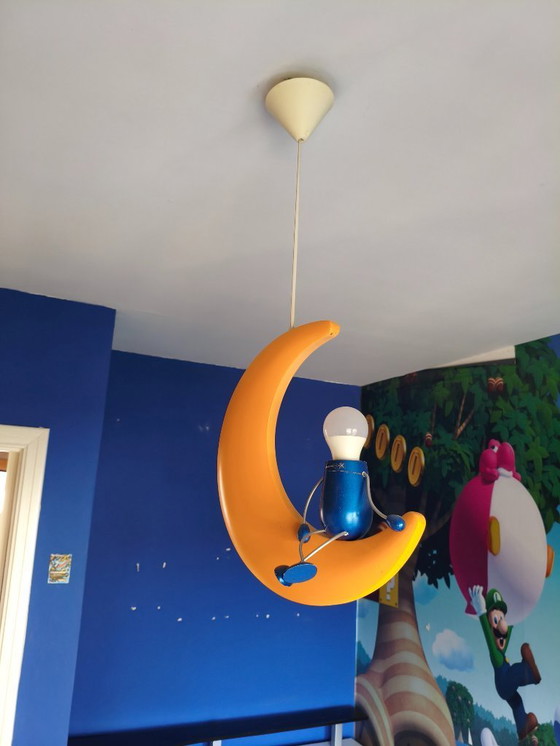 Image 1 of Lampadario retrò vintage per la cameretta di un bambino. Pupazzo di neve sulla luna