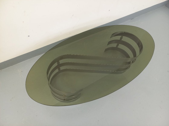 Image 1 of Vintage ovale salontafel van rookglas en verchroomd metaal uit de jaren 70.