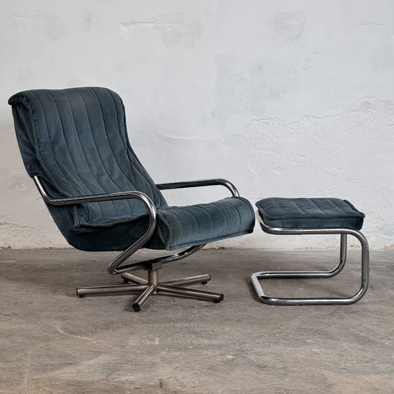 Image 1 of Sillón de acero tubular azul/gris con reposapiés, década de 1960 – Estado original