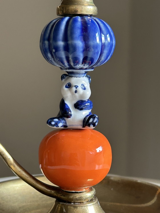 Bougeoir en laiton fait main. Figurine Delft Blue. Perles en céramique. – Nori Vinci, Bougeoirs et chandeliers (photo 3 of 7)