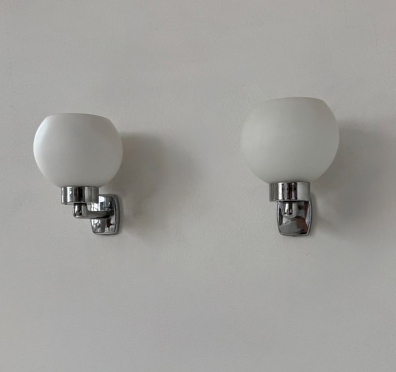Image 1 of Coppia di applique vintage, cromo e vetro opalino, Francia, 1970