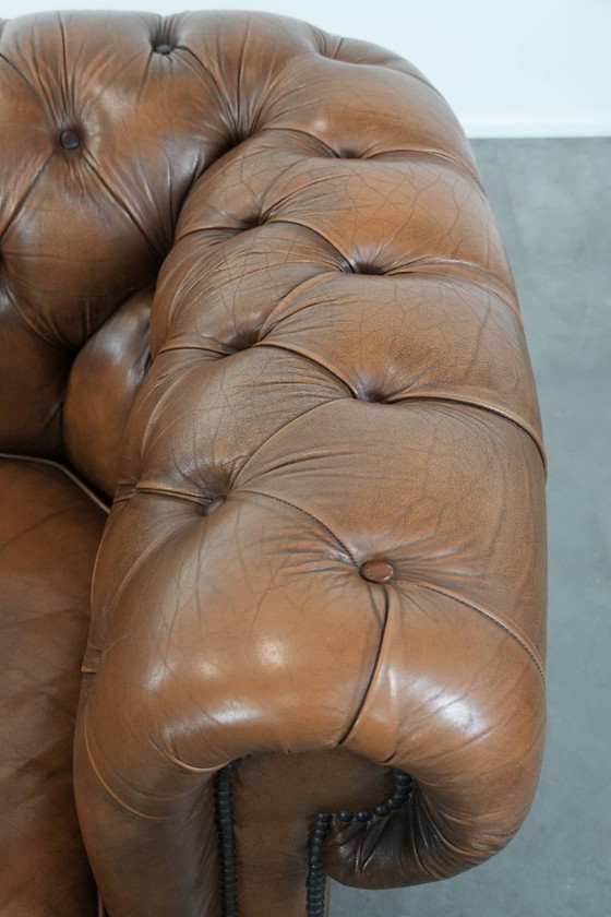 Image 1 of Poltrona Chesterfield marrone in pelle di mucca in stile inglese su ruote