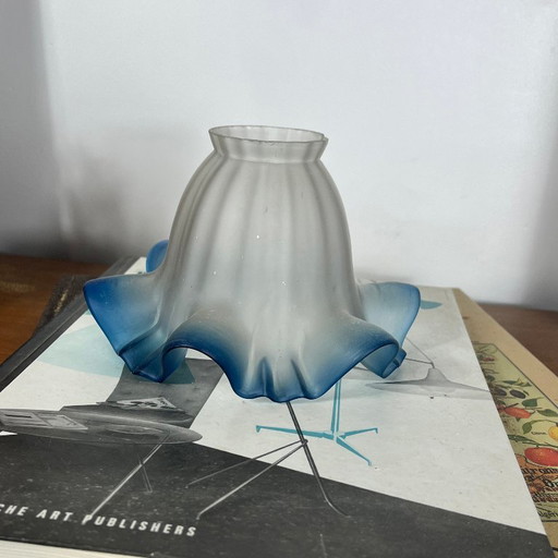 Alter Tulpen-Lampenschirm aus transparentem Glas mit blauem Rand für Wandleuchte Kronleuchter