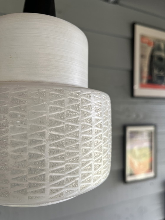 Image 1 of Lampada a sospensione vintage francese in opalino bianco/nero, stile metà secolo.