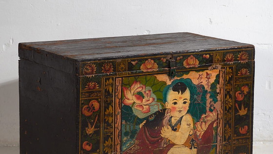 Baule cinese antico dipinto in legno di pino con bambino e carpa – Cina, circa 1920 – Armadi contenitori (photo 3 of 40)