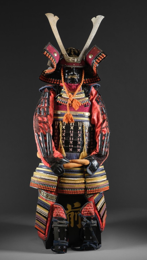 réplique d'armure japonaise en laque noire