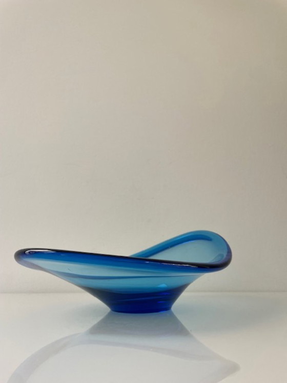 Image 1 of Cuenco de vidrio azul soplado a mano con diseño