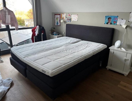 Rete a molle completamente elettrica Auping Kiruna con 2 motori, testiera, materassi e topper inclusi.