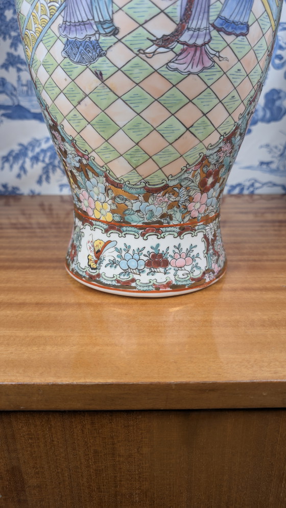 Image 1 of Vaso in porcellana cinese di Canton con decorazione a palazzo e floreale firmato Nian Qian Zhilong metà del XX secolo