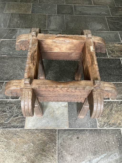 Geschnitzter Pflanzkübel aus Holz