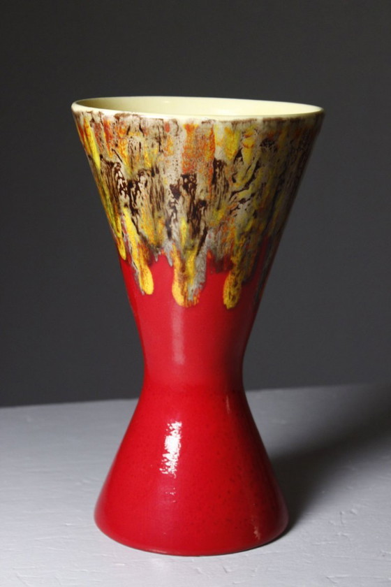 Image 1 of Vintage Diabolo keramische vaas uit de jaren 1950 in rood en geel.