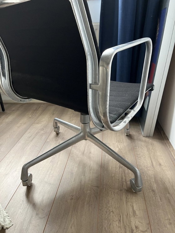 Vitra Eames EA117 - Vintage, not 5, but 4 legs – Swivel chairs, Aluminium (photo 6 of 19)