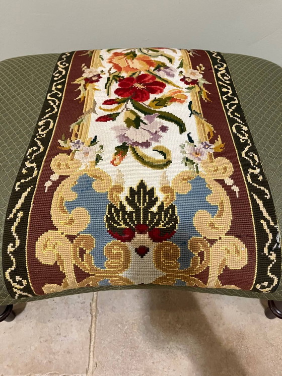Poggiapiedi vintage imbottito, decoro floreale stile Aubusson. – Poggiapiedi e pouf, Wood (photo 5 of 9)