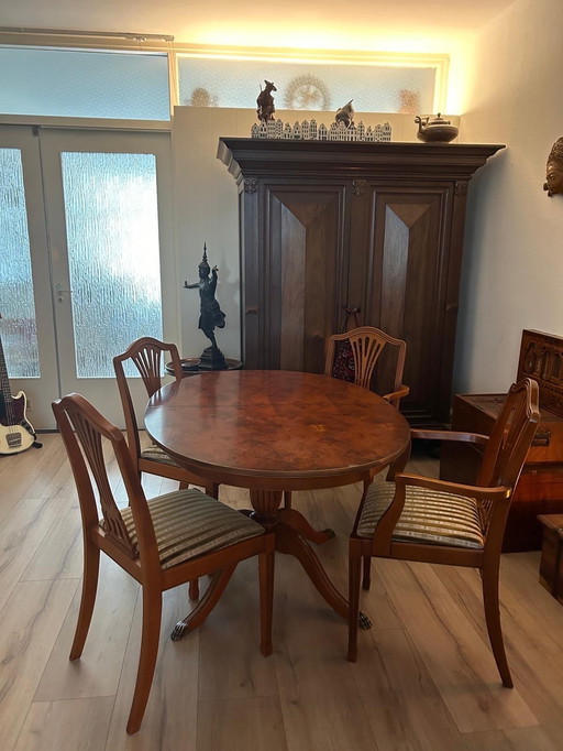 Heldense mahoniehouten eettafel met 6 stoelen waarvan 2 met armleuningen 