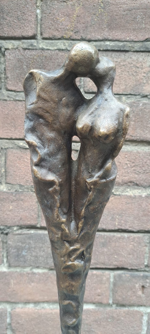 Innamorato, statua in bronzo su piedistallo