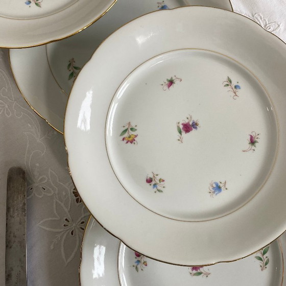 Image 1 of 6 platos llanos antiguos de porcelana con flores y dorados, P L Limoges