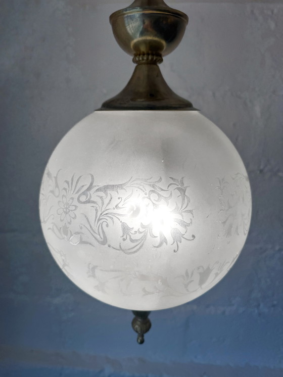 Image 1 of Lámpara de araña con forma de globo grabado y esmerilado de los años 70
