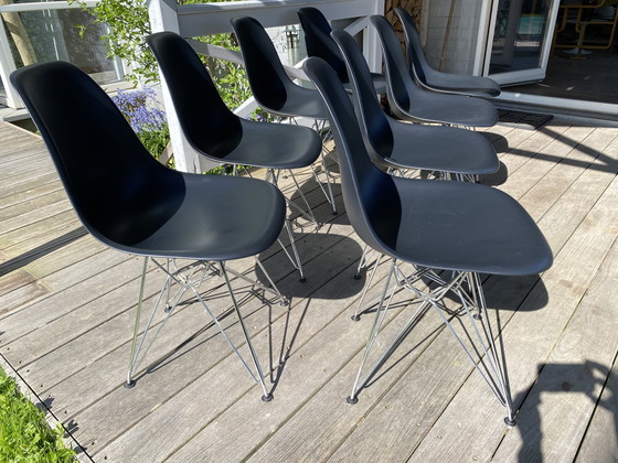 Image 1 of 8 sedie Charles Eames con scocca nera e gambe in alluminio cromato, modello Torre Eiffel