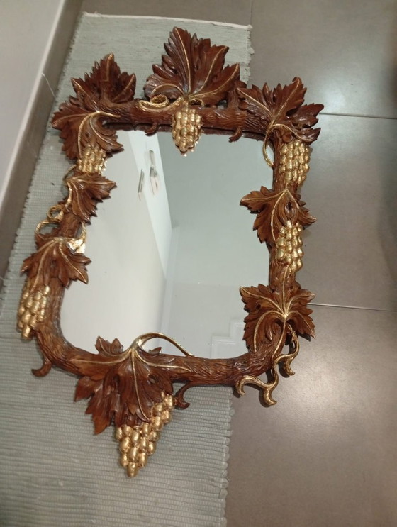 Image 1 of Belangrijke en spectaculair gebeeldhouwde wijnkelderspiegel